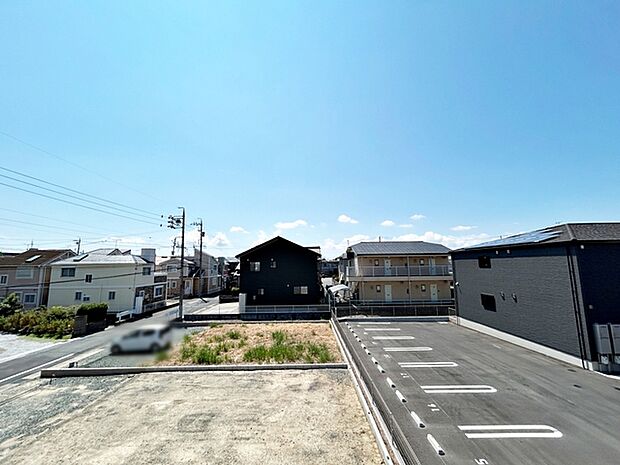 バルコニーからは閑静な街並みを望むことができ、外の空気を感じながら過ごせるスペースです。日常の中で外の景色を眺めることで気分転換もしやすく、ほどよい開放感も感じられます。 