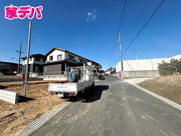 前面道路は公道で、車のすれ違いもらくらく広々6mの幅があります