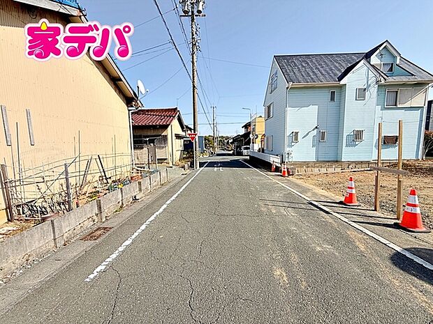 前面道路は公道で、車のすれ違いもらくらく広々約6mの幅があります