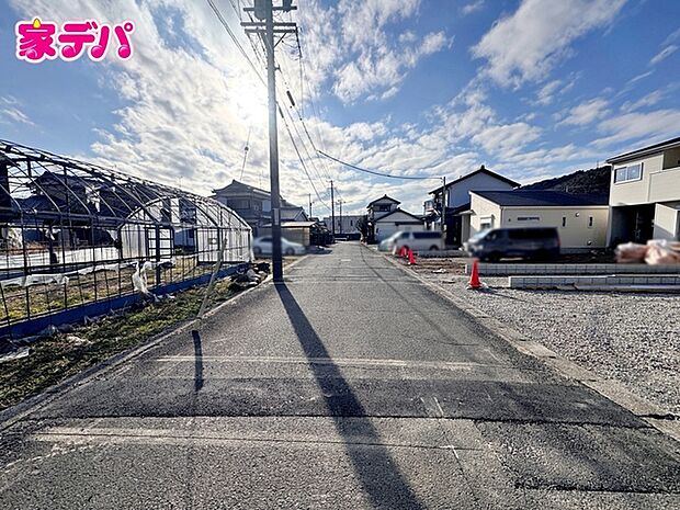 前面道路も広く車通りも少ないので、運転が苦手な方でも自分のペースで駐車ができます