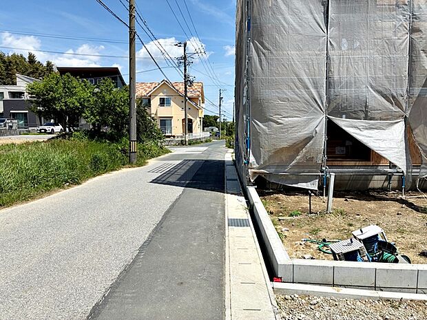 静かな住宅街で、車の出入りもスムーズです。