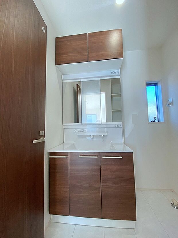 【施工例】洗面台の三面鏡の裏には収納があるので、見られたくないものの収納に便利 