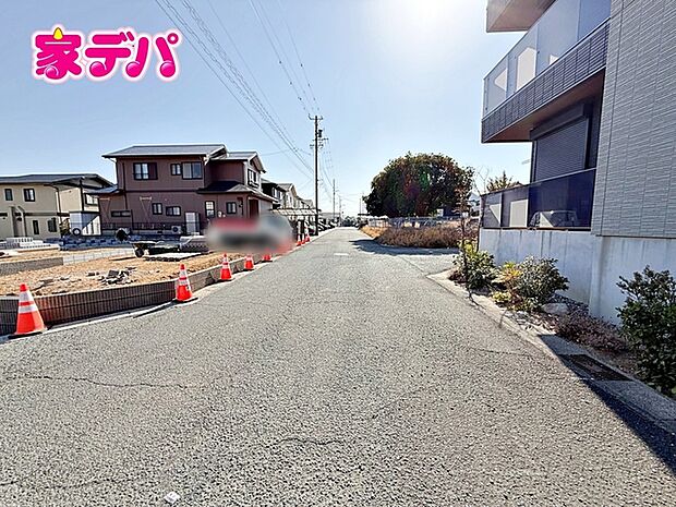 前面道路は見通しが良く、車の移動もスムーズに行えます。