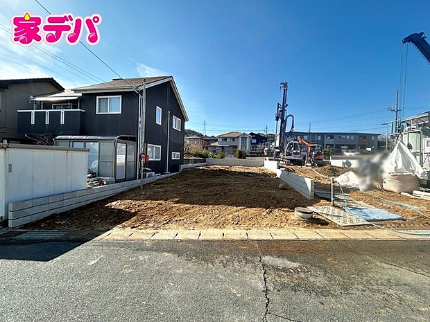 建築予定地です。(右側の土地になります)ご見学希望のお客様につきましては同型同仕様の物件にご案内いたします