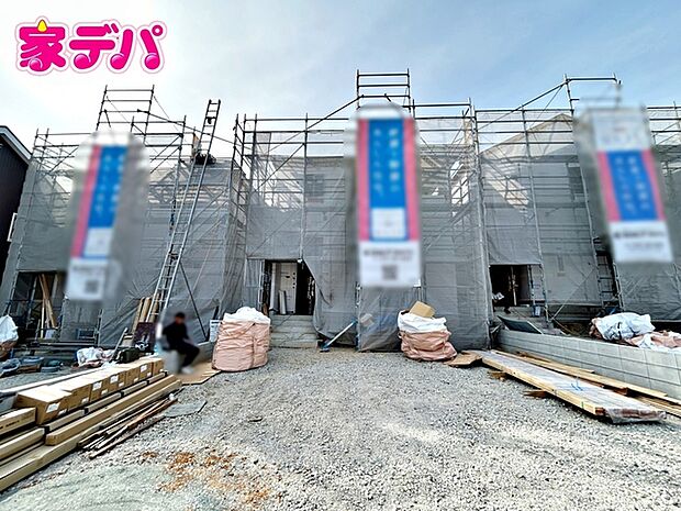 【2号棟】上棟しました!(中央の建物になります。) ・3LDK+フリースペース ・LDK15帖 ・全居室収納付 ・全室広さ6帖以上 ・2部屋からアクセスできるバルコニー ・防犯カメラ