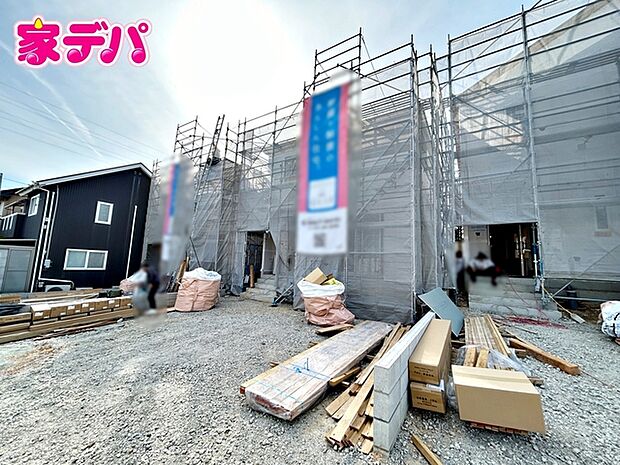 上棟しました。(中央の建物になります。)ご見学希望のお客様につきましては同型同仕様の物件にご案内いたします