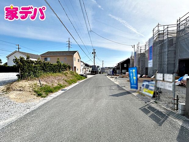 前面道路は公道で、車のすれ違いもらくらく広々6mの幅があります