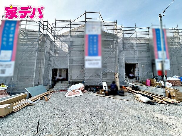 【3号棟】上棟しました!(中央の建物になります。) ・4LDK ・LDK17帖、隣接洋室5帖 ・リビング階段 ・全居室収納付 ・2部屋からアクセスできるバルコニー ・防犯カメラ ・並列駐車場3台可