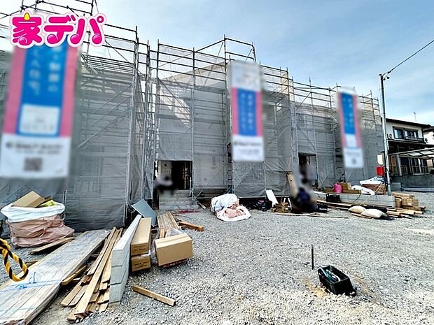 上棟しました。(中央の建物になります。)ご見学希望のお客様につきましては同型同仕様の物件にご案内いたします