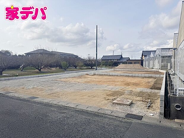 奥の土地になります。間取りや設備等の詳細や、気になる点がございましたらお気軽にお問合せご相談ください