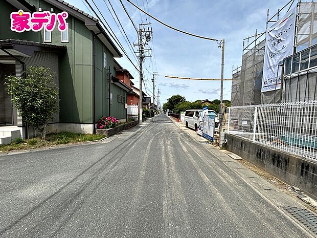前面道路は公道で、車のすれ違いもらくらく広々5.5ｍの幅があります 