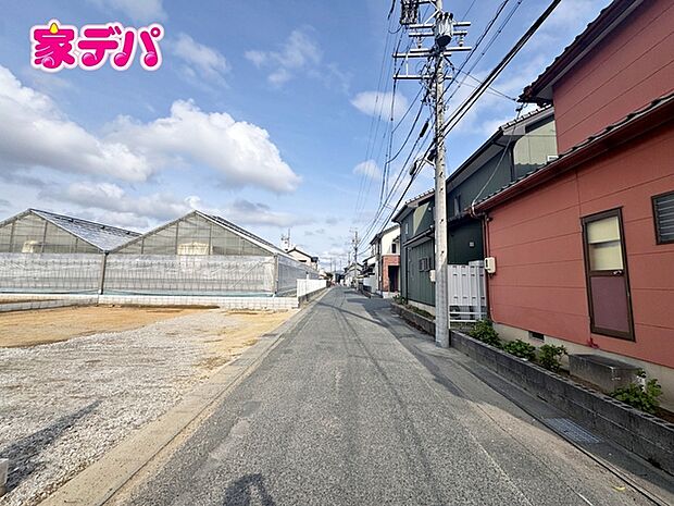 前面道路は公道で、車のすれ違いもらくらく広々5.5ｍの幅があります 