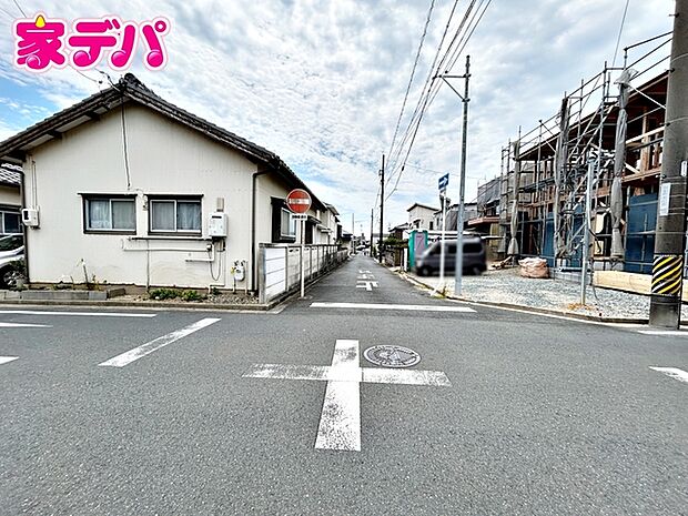 静かな住宅街で、車の出入りもスムーズです。 