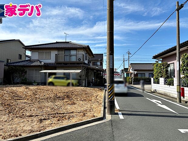 前面道路は見通しが良く、車の移動もスムーズに行えます。 