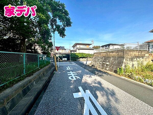前面道路はゆとりの6ｍ!車通りが少なく、駐車が苦手な方でも安心の道路幅です