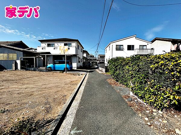 前面は車通りの少ない道路。お車の出し入れが苦手な方も安心ですね。