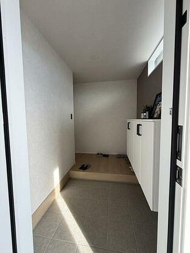 小窓を設置することで光が入りやすく、明るい玄関に。帰宅した瞬間から明るく清々しい気分に!