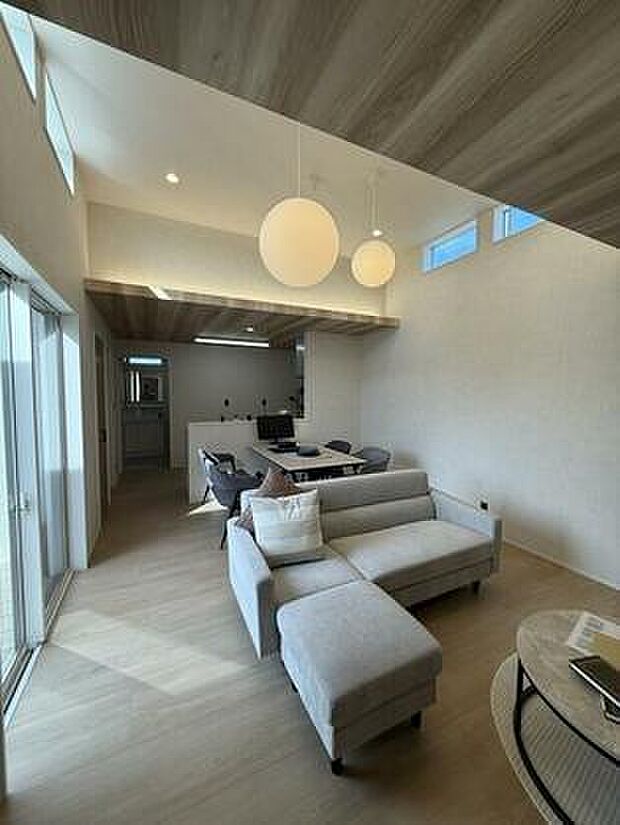 大きな窓から柔らかな光が降り注ぎ、明るさが室内の奥まで行き渡ります。 