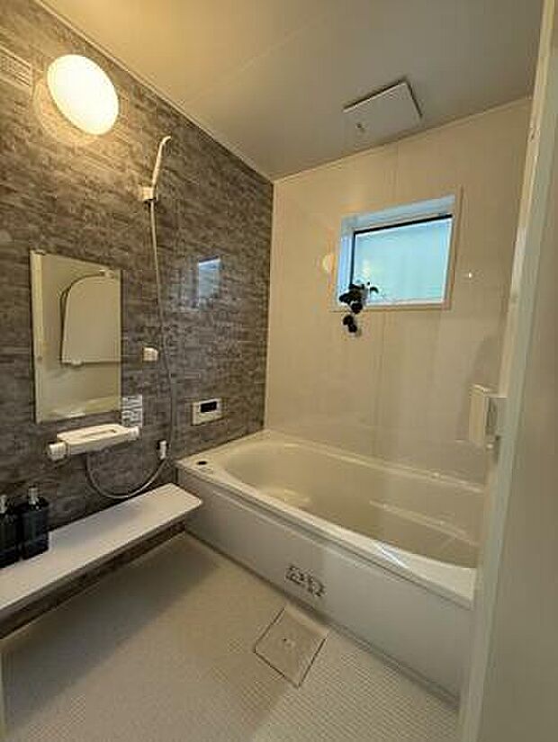 ゆったり入れる浴槽、一坪サイズのゆとりの空間。一日の疲れを癒してくれるくつろぎのバスタイムを… 