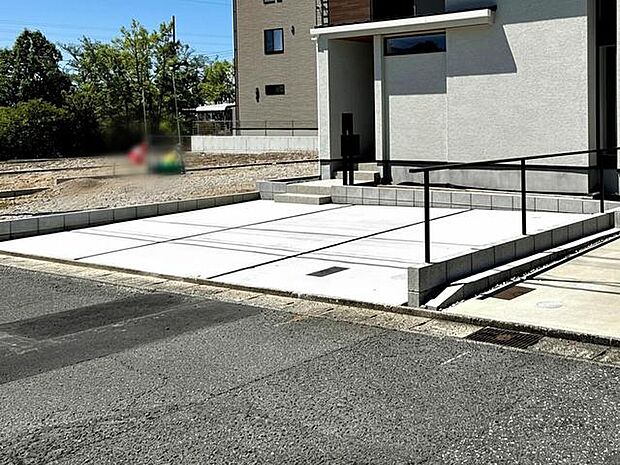 駐車スペースは3台分を確保!並列駐車が可能で車の出し入れもしやすく、運転の苦手な方にも安心です