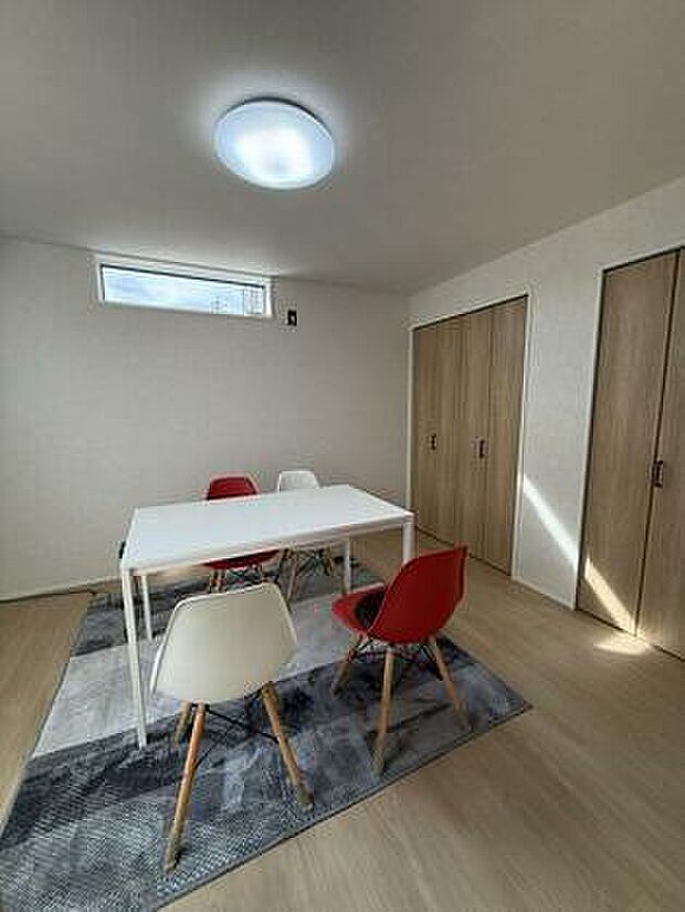 【洋室】 全居室にしっかりとした大きさのクローゼットを完備し、収納スペースも十分です。