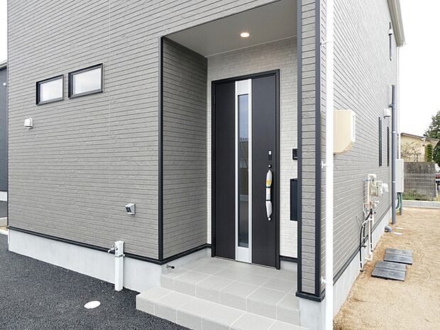 【玄関】 玄関が深い位置にあるので雨に濡れることなく身支度ができます