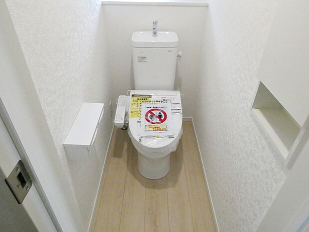 【1階トイレ】 窓があり温水洗浄機能の付いた快適なトイレを1階と2階に設置。使用が重なる朝も2ヶ所あれば安心ですね!
