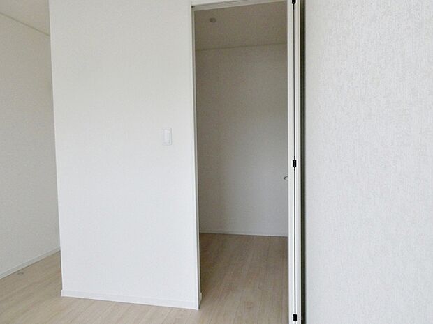 【WIC2帖】 ウォークインクローゼットのある住まいで収納上手な生活を実現!衣類だけでなく、箱物や思い出の品もたっぷり収納できます。