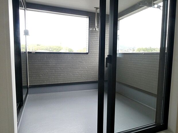 【バルコニー】 2部屋からアクセスできるインナーバルコニーは直射日光でお洗濯の痛みや、お部屋の家具の傷みも避けられ、風通しも良くプライベート感もあります。