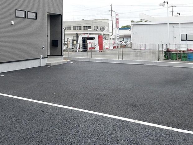 並列3台駐車可能なゆとりあるカースペース。目の前が駐車場だと雨の日も大量にお買い物をした時も便利