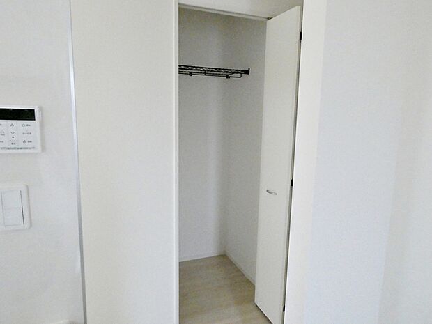 【リビング収納】 リビングにも収納を設け、いつでも自然に片付く間取りに。掃除道具やおもちゃ、コートや鞄がかけられるパイプハンガー付きで、おでかけもスムーズに。