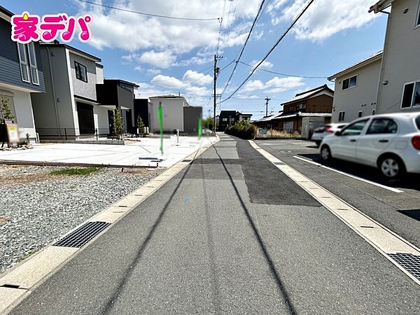 前面道路は見通しが良く、車の移動もスムーズに行えます。