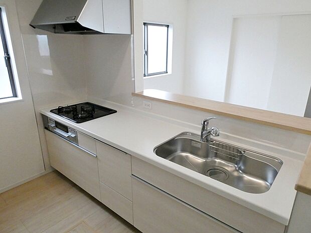 【キッチン】 小さなお子様にも目が届く、使い勝手の良い対面キッチンで楽しくお料理ができます!