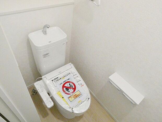 【1階トイレ】 各フロア1カ所ずつシャワー機能付トイレを設置しており、忙しい朝の混雑も解消!
