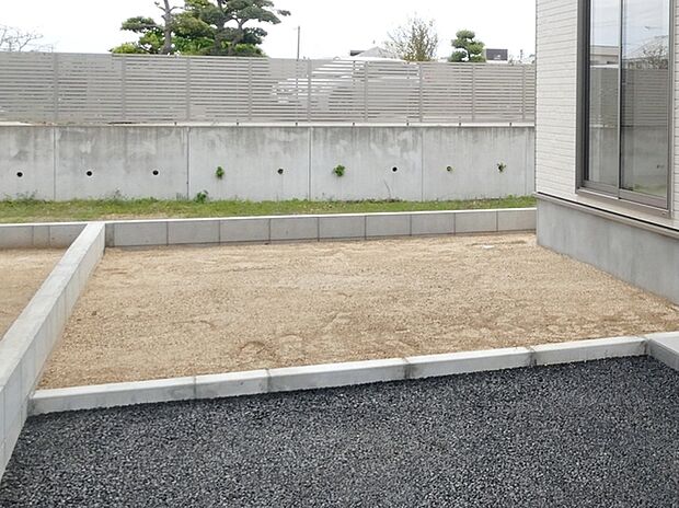 ハーブやお花を植えてガーデニングしたり、楽しみ方は自由自在!