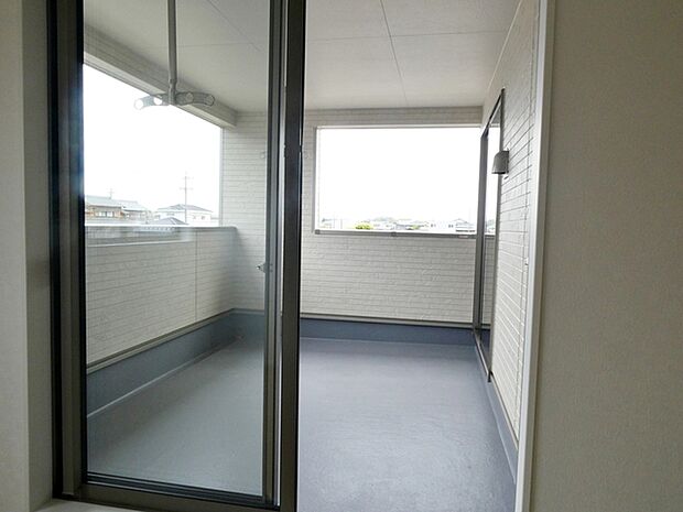 【バルコニー】 2部屋からアクセス可能なインナーバルコニー。急な雨の日の洗濯物も安心です!天気の良い日は、ご家族の洗濯物・お布団をまとめて干せます
