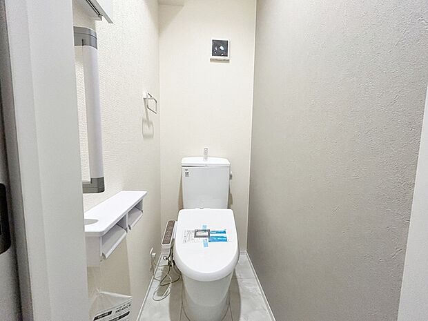【トイレ】 各フロア1カ所ずつシャワー機能付トイレを設置しており、忙しい朝の混雑も解消!