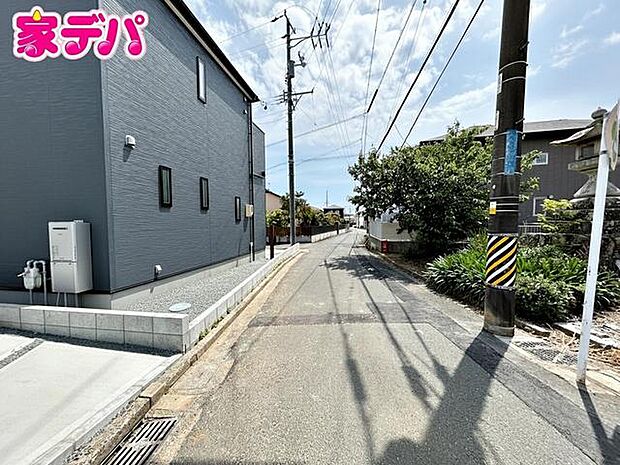 前面道路:西側約4.5m幅、南側約4.2m幅