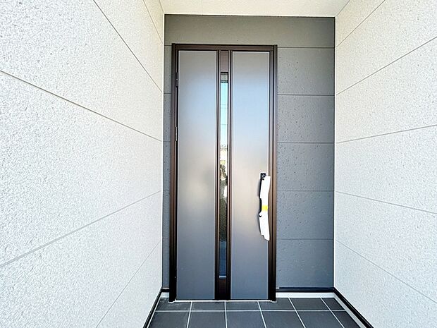【玄関】 玄関が深い位置にあるので雨に濡れることなく身支度ができます