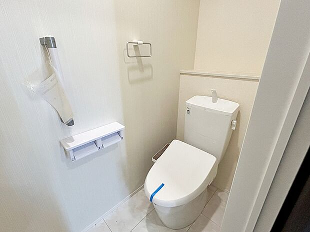 【1階トイレ】 トイレは1階と2階の2か所に設置。どちらも洗浄機能付!