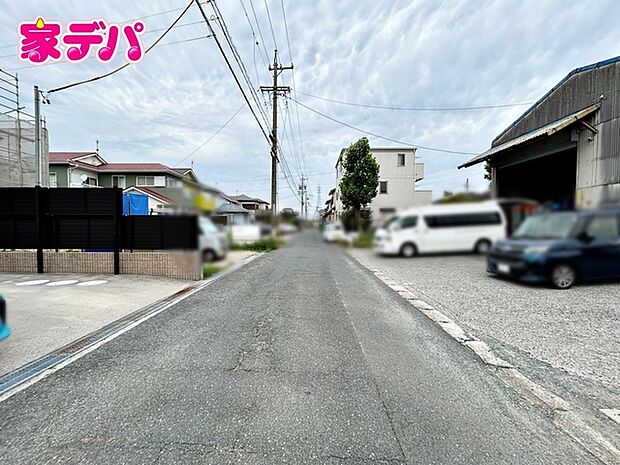 静かな住宅街で、車の出入りもスムーズです。