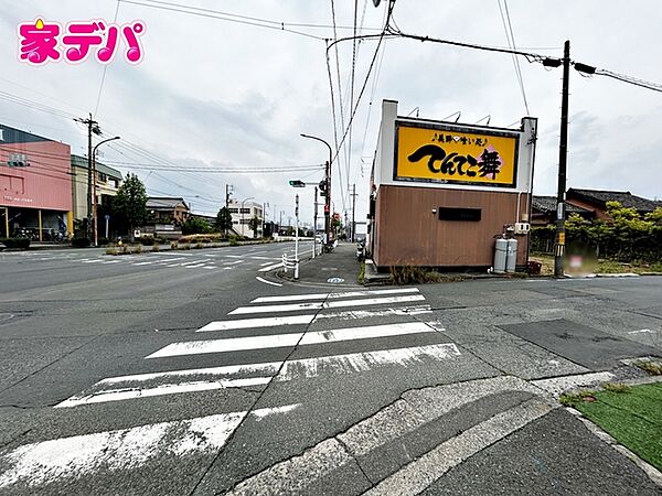 前面道路は公道で、車のすれ違いもらくらく広々30ｍの幅があります