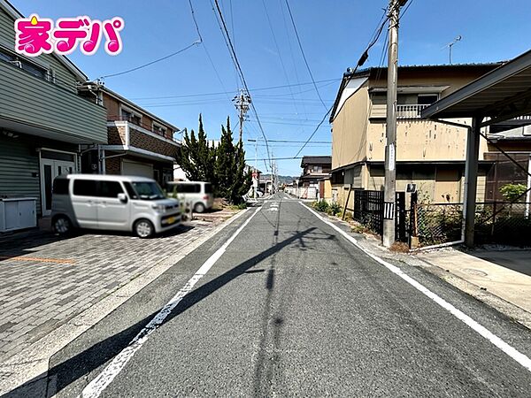 静かな住宅街で、車の出入りもスムーズです。