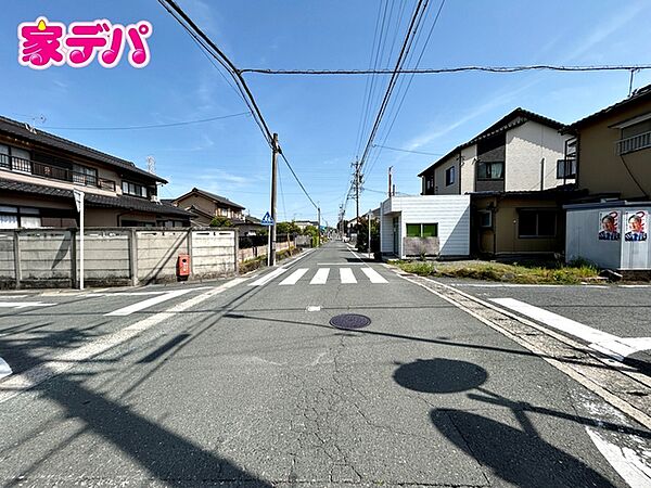 前面道路は公道で、車のすれ違いもらくらく広6ｍの幅があります