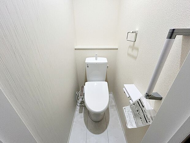 【1階トイレ】 各フロア1カ所ずつシャワー機能付トイレを設置しており、忙しい朝の混雑も解消！ 