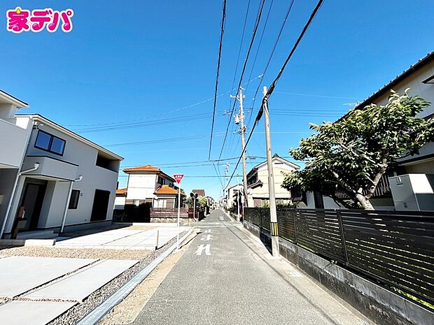 前面道路:東側約4.5m幅、南側約4.5m幅。角地の為日当たり良好です。