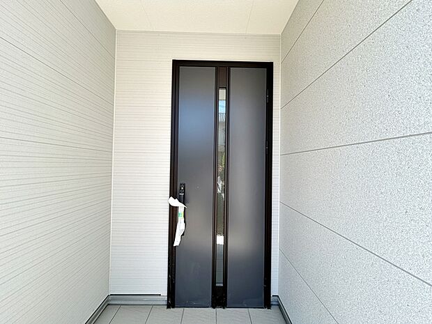 【玄関】 玄関が深い位置にあるので雨に濡れることなく身支度ができます