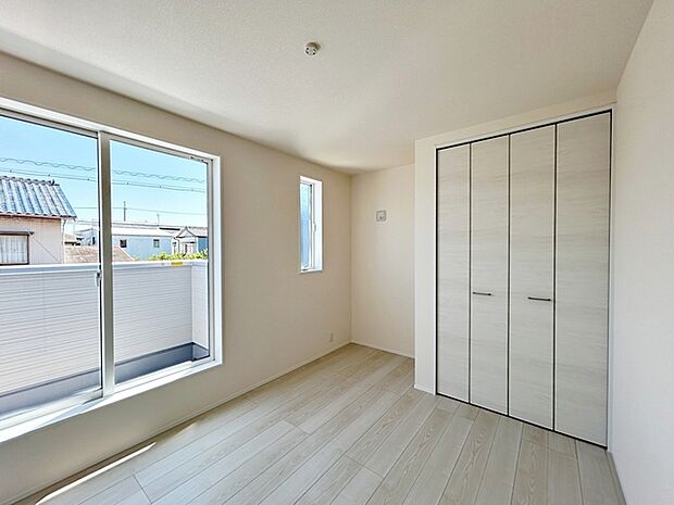 【洋室5.44帖】 お子様の一人部屋に最適な居室です。クローゼット付きで自然とお片付けできる環境に！ 
