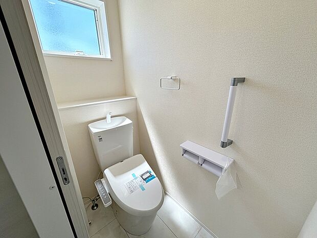 【1階トイレ】 トイレは1階と2階の2か所に設置。どちらも洗浄機能付！ 