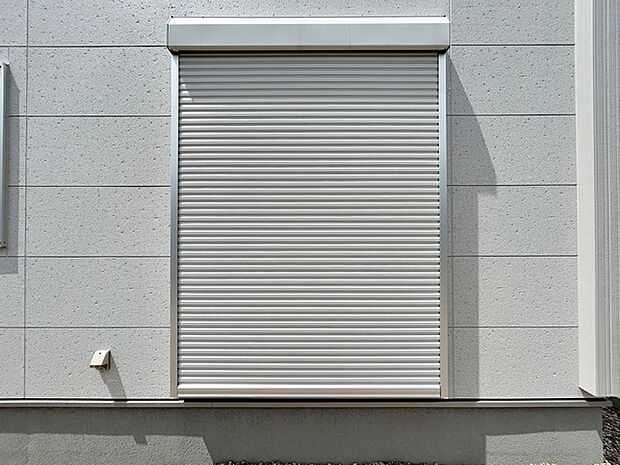 外観を損なわないシンプルなデザインの操作しやすいシャッター!防犯や台風対策に効果的です。
